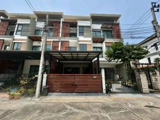 For sale 3 bedrooms townhouse in Bang Khae, Bangkok