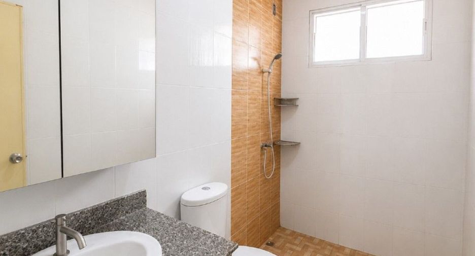 For sale 3 bedrooms house in Krathum Baen, Samut Sakhon