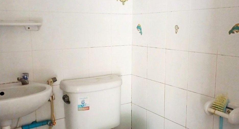 Casa adosada en venta de 3 habitaciones en Sam Phran, Nakhon Pathom