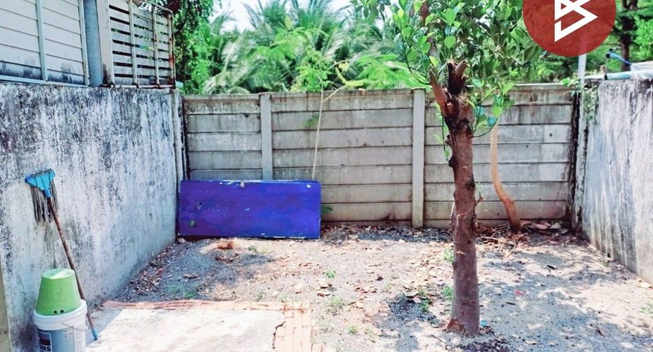 Casa adosada en venta de 3 habitaciones en Sam Phran, Nakhon Pathom
