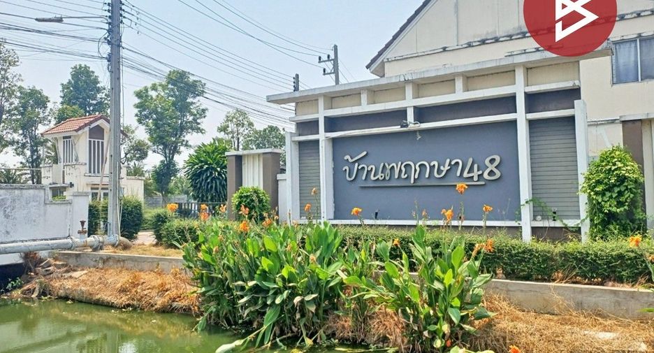 Casa adosada en venta de 3 habitaciones en Sam Phran, Nakhon Pathom