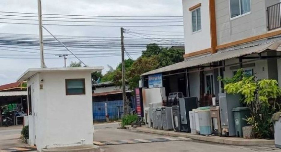 For sale 4 bedrooms townhouse in Krathum Baen, Samut Sakhon