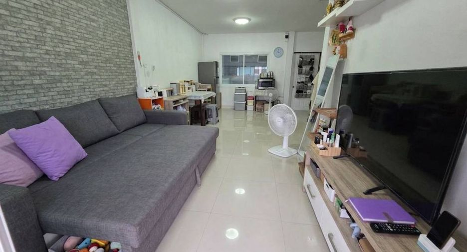 For sale 4 bedrooms townhouse in Krathum Baen, Samut Sakhon