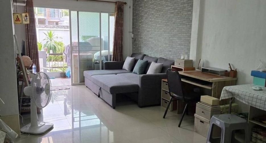 For sale 4 bedrooms townhouse in Krathum Baen, Samut Sakhon