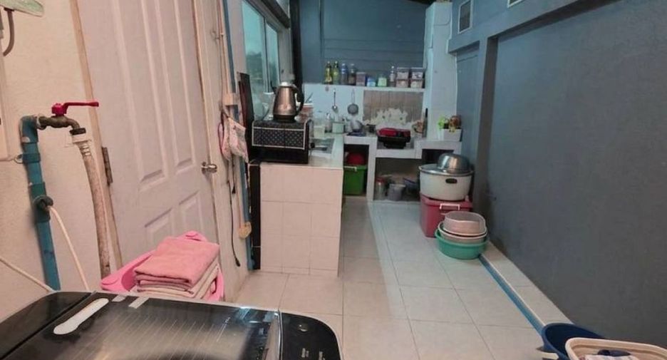 For sale 4 bedrooms townhouse in Krathum Baen, Samut Sakhon