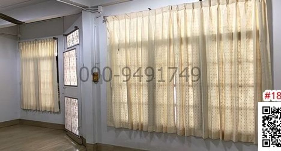 For rent 3 bedrooms townhouse in Din Daeng, Bangkok