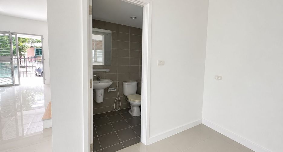 For sale 3 bedrooms townhouse in Sam Phran, Nakhon Pathom