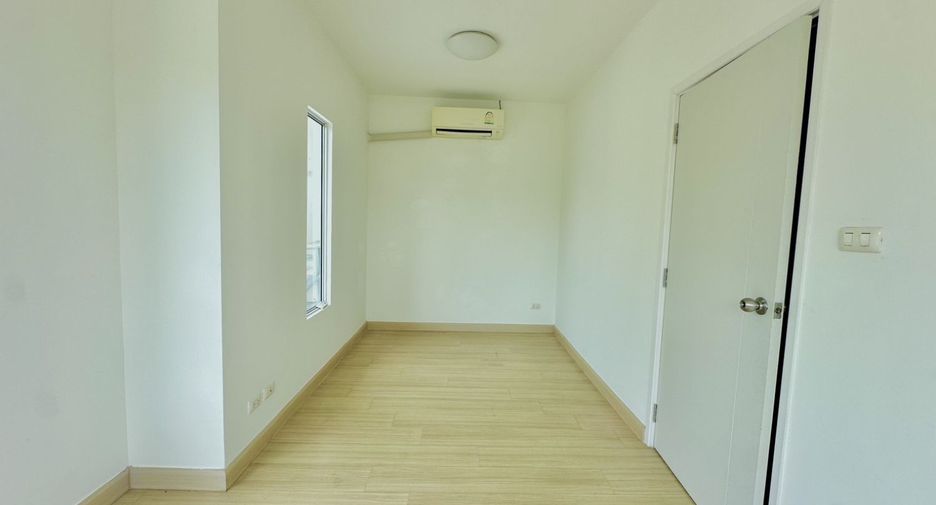For sale 3 bedrooms townhouse in Sam Phran, Nakhon Pathom