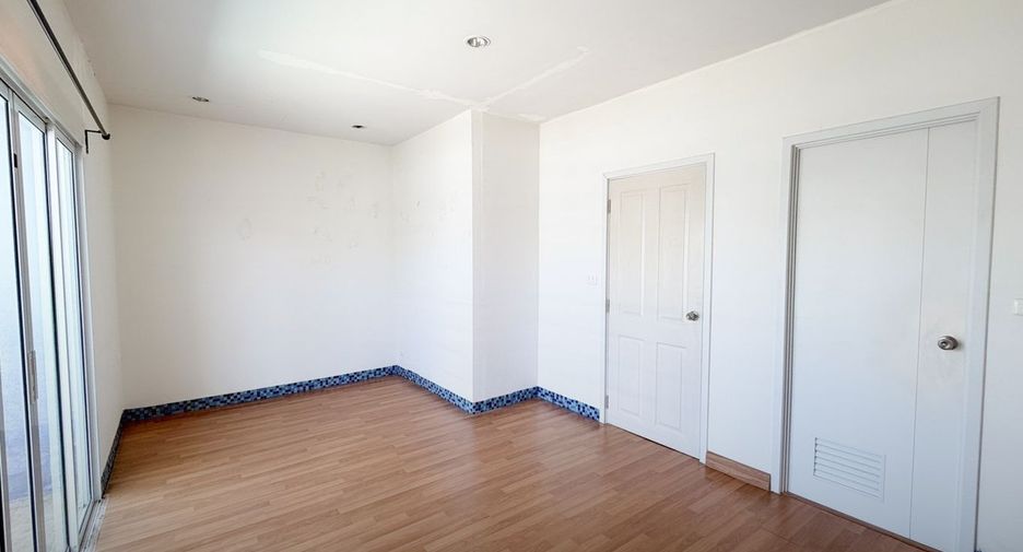 For sale 3 bedrooms townhouse in Khlong Sam Wa, Bangkok