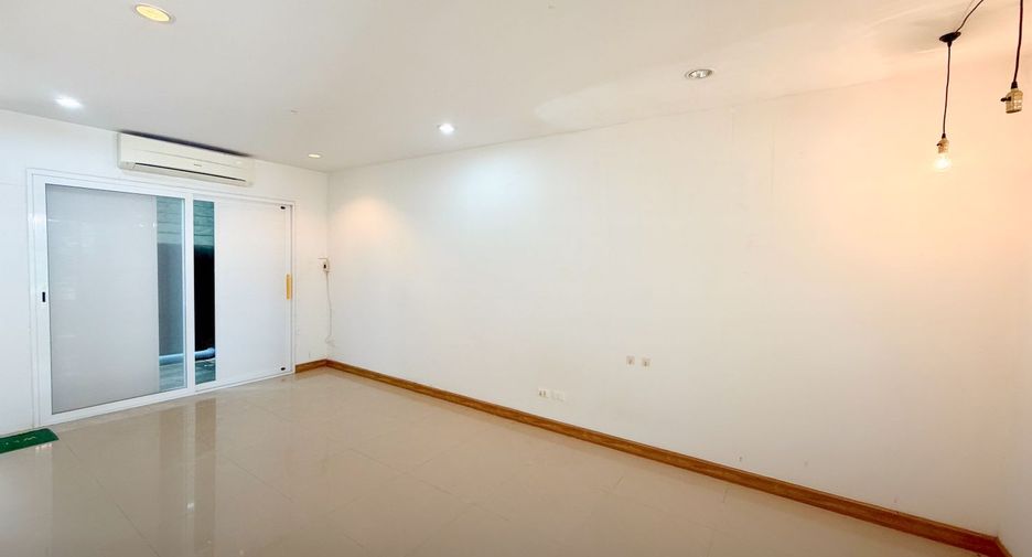 For sale 3 bedrooms townhouse in Khlong Sam Wa, Bangkok
