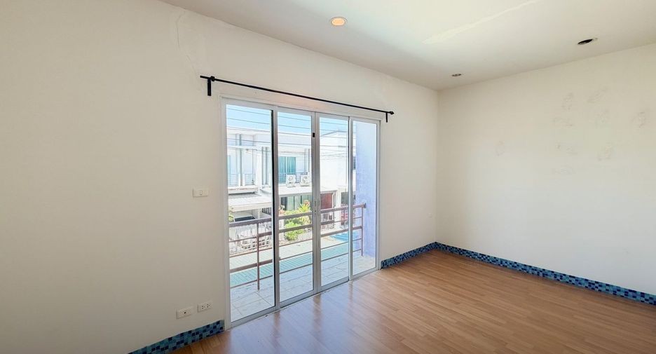 For sale 3 bedrooms townhouse in Khlong Sam Wa, Bangkok