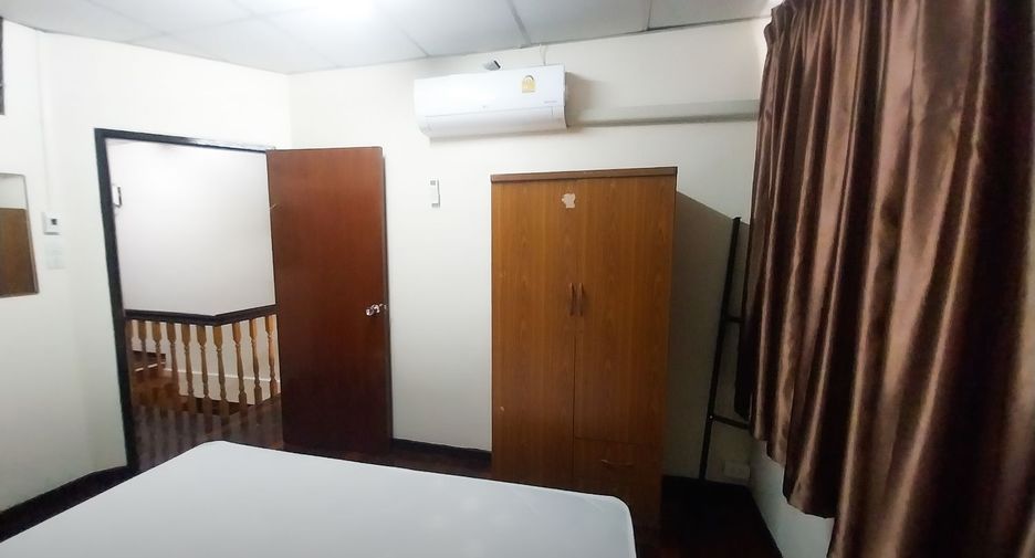 For rent 2 bedrooms townhouse in Chom Thong, Bangkok
