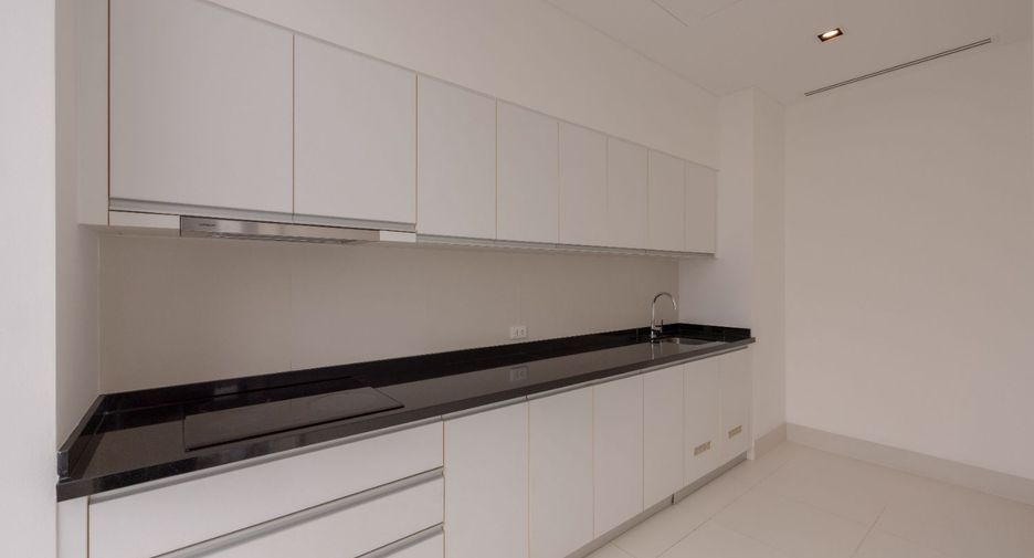 For rent 4 bedrooms condo in Sathon, Bangkok