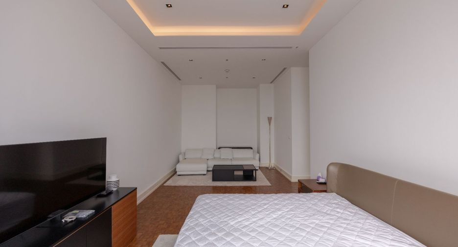 For rent 4 bedrooms condo in Sathon, Bangkok