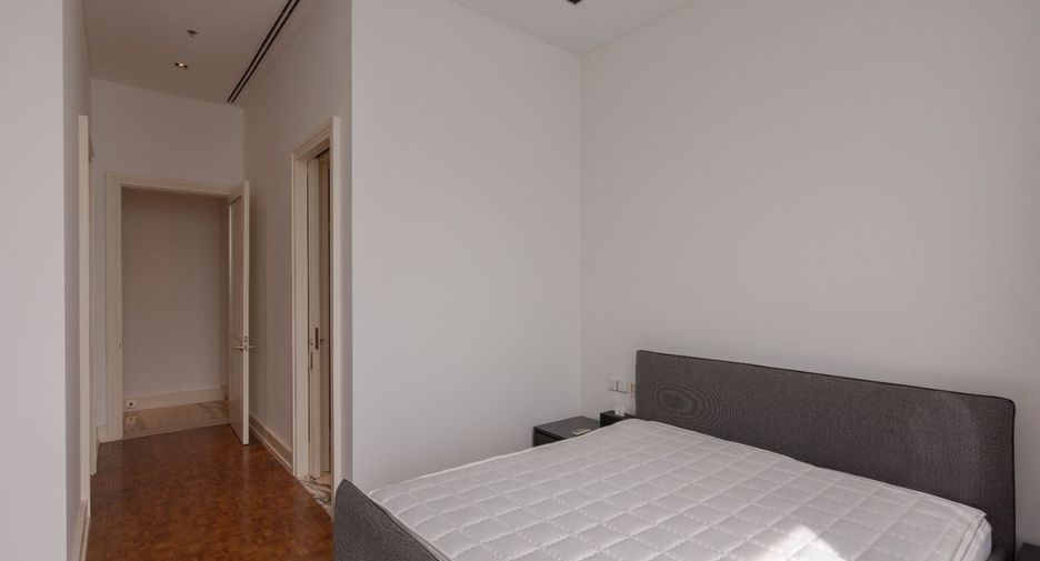 For rent 4 bedrooms condo in Sathon, Bangkok