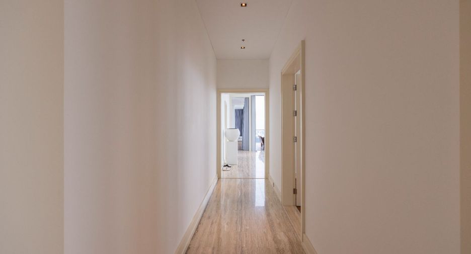 For rent 4 bedrooms condo in Sathon, Bangkok