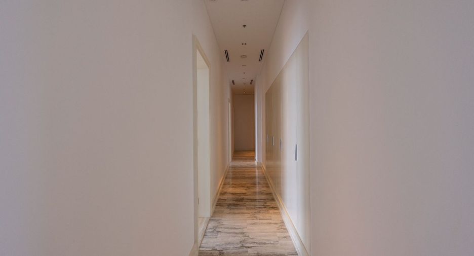 For rent 4 bedrooms condo in Sathon, Bangkok