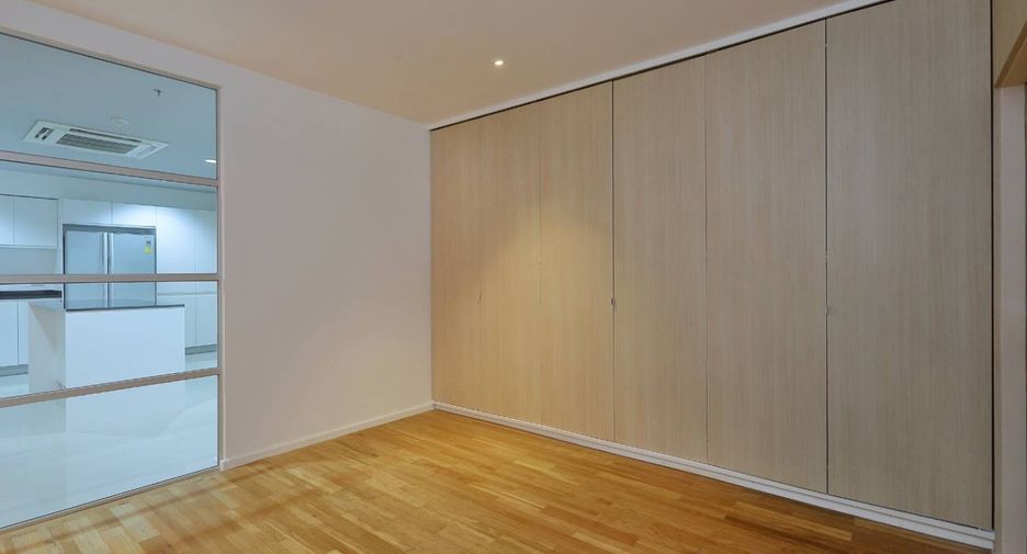 For rent 3 bedrooms serviced apartment in Watthana, Bangkok
