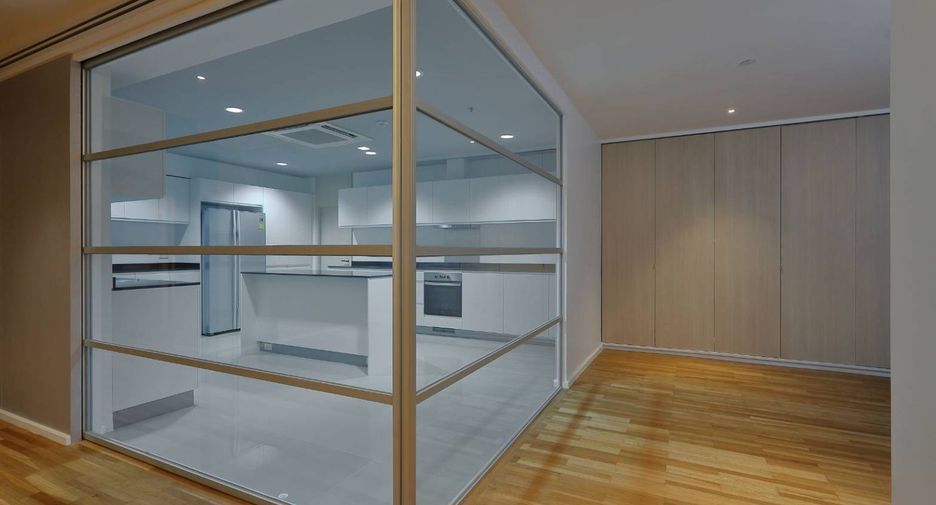 For rent 3 bedrooms serviced apartment in Watthana, Bangkok