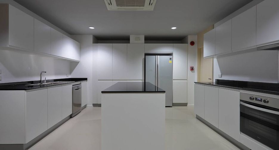 For rent 3 bedrooms serviced apartment in Watthana, Bangkok