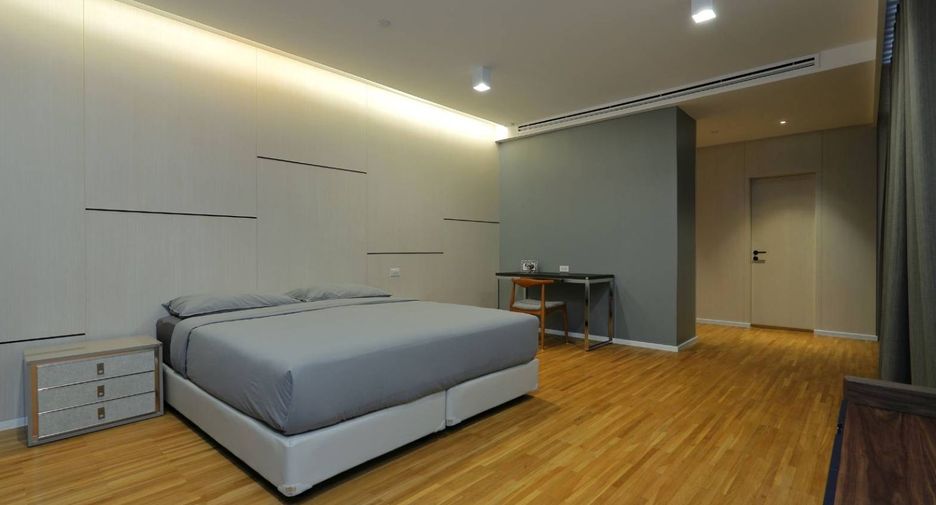 For rent 3 bedrooms serviced apartment in Watthana, Bangkok