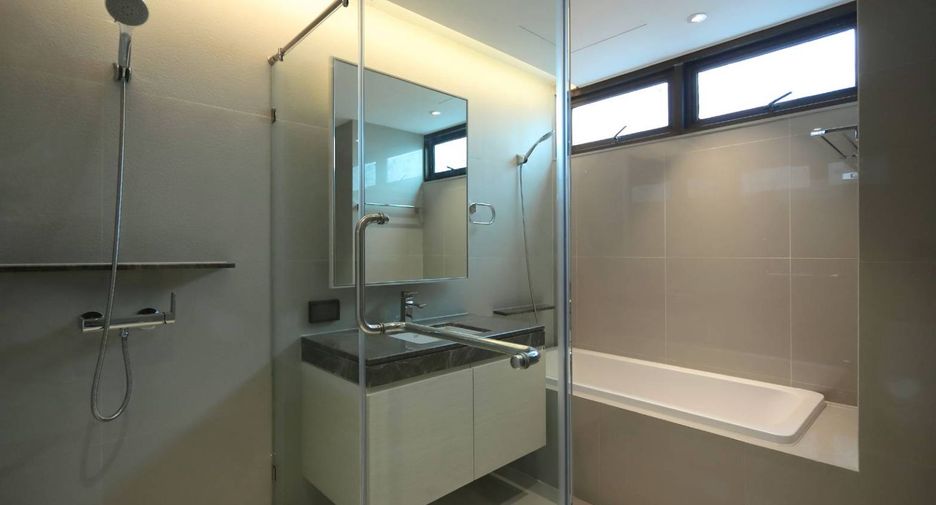For rent 3 bedrooms serviced apartment in Watthana, Bangkok
