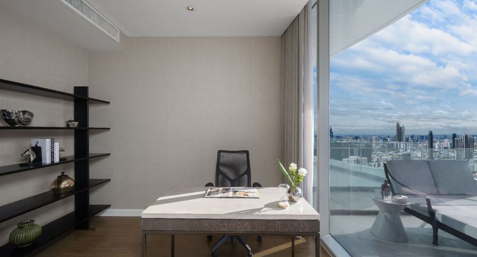 For rent 3 bedrooms condo in Pathum Wan, Bangkok