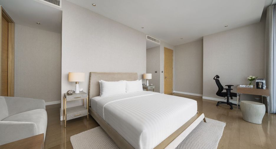 For rent 3 bedrooms condo in Pathum Wan, Bangkok