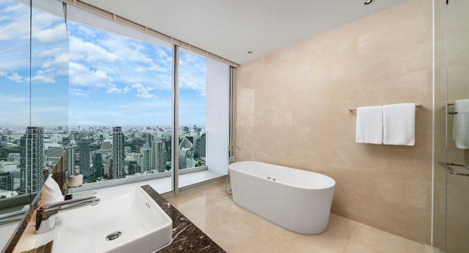 For rent 3 bedrooms condo in Pathum Wan, Bangkok