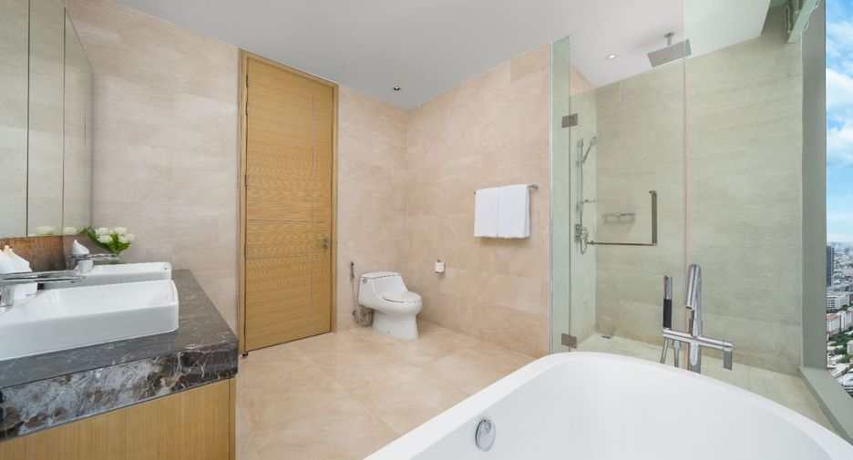 For rent 3 bedrooms condo in Pathum Wan, Bangkok