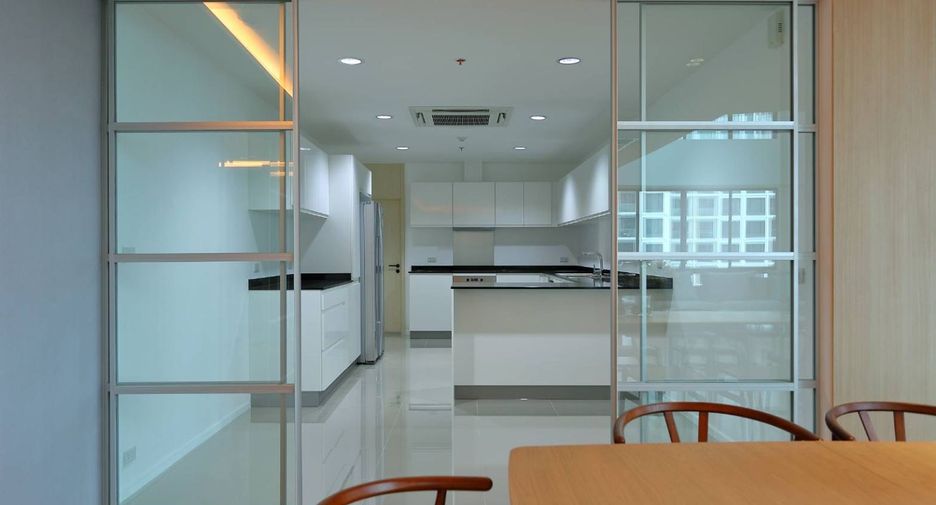 For rent 5 bedrooms serviced apartment in Watthana, Bangkok