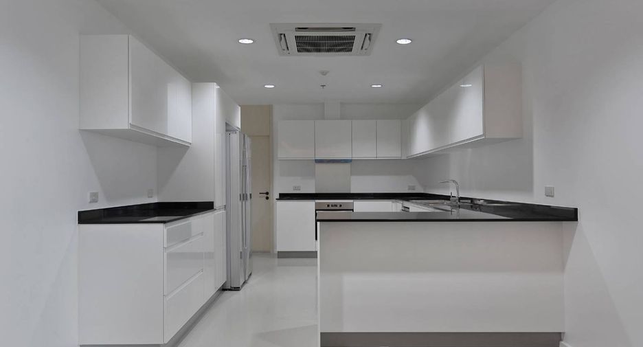 For rent 5 bedrooms serviced apartment in Watthana, Bangkok