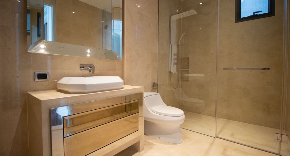 For rent 2 bedrooms condo in Khlong Toei, Bangkok