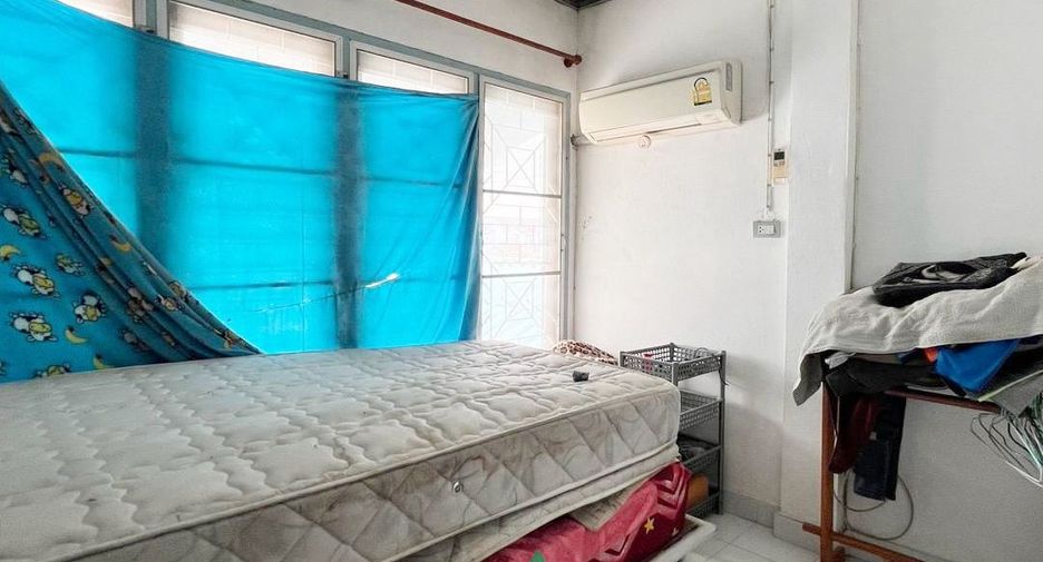 Casa adosada en venta de 3 habitaciones en Sam Khok, Pathum Thani