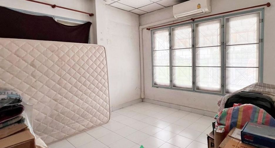 Casa adosada en venta de 3 habitaciones en Sam Khok, Pathum Thani