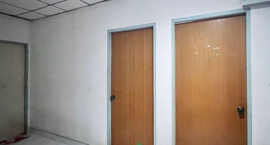 Casa adosada en venta de 3 habitaciones en Sam Khok, Pathum Thani
