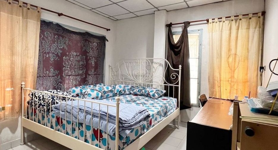 Casa adosada en venta de 3 habitaciones en Sam Khok, Pathum Thani
