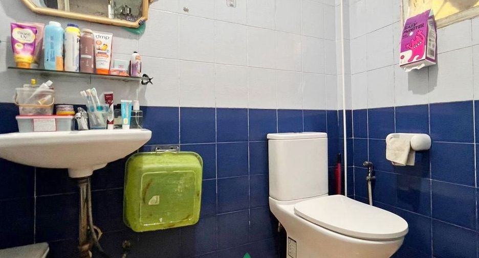Casa adosada en venta de 3 habitaciones en Sam Khok, Pathum Thani