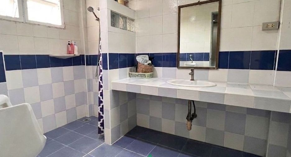 Casa adosada en venta de 3 habitaciones en Sam Khok, Pathum Thani