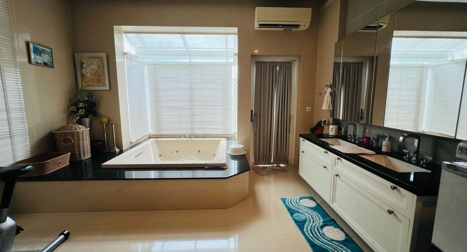 Casa en venta de 5 habitaciones en Taling Chan, Bangkok