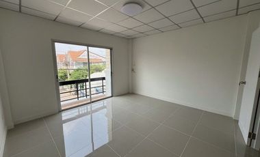 Reihenhaus zum Kauf mit 2 Zimmer in Lat Krabang, Bangkok