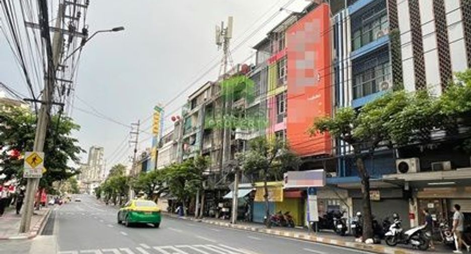 For sale 3 bedrooms retail Space in Ratchathewi, Bangkok