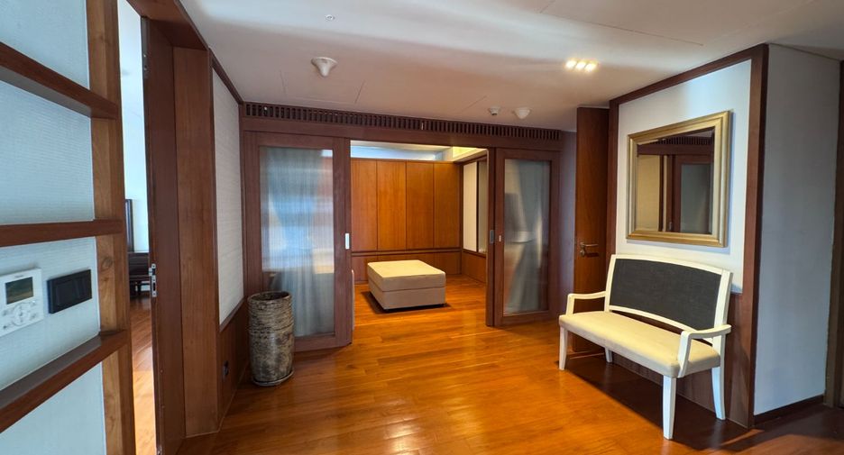 For rent 2 bedrooms condo in Pathum Wan, Bangkok
