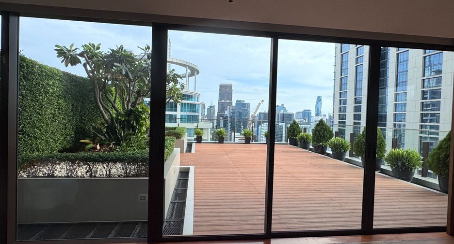 For rent 2 bedrooms condo in Pathum Wan, Bangkok