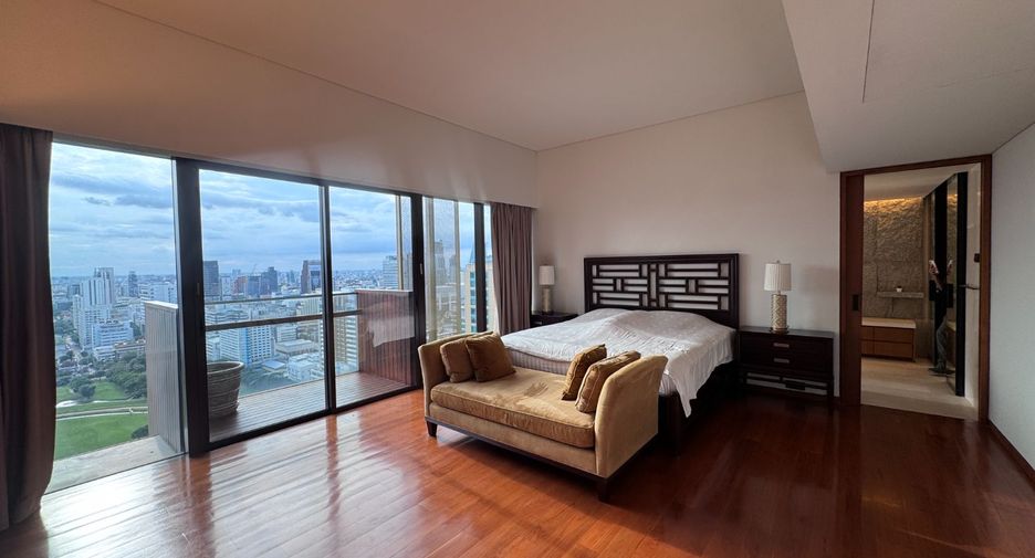For rent 2 bedrooms condo in Pathum Wan, Bangkok