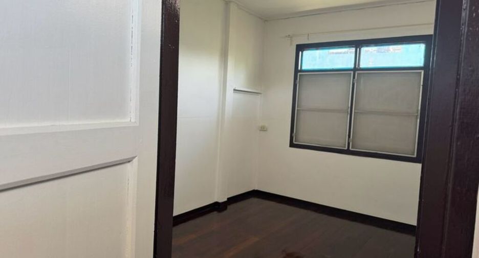 For rent 3 bedrooms townhouse in Bang Na, Bangkok