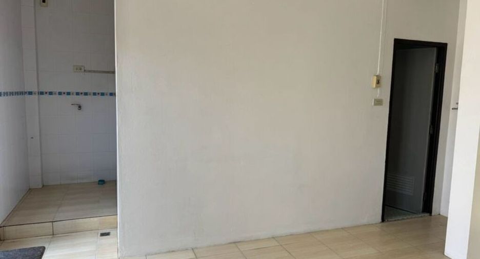 For rent 3 bedrooms townhouse in Bang Na, Bangkok