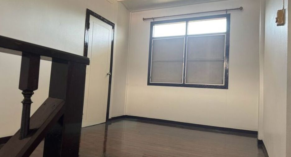 For rent 3 bedrooms townhouse in Bang Na, Bangkok