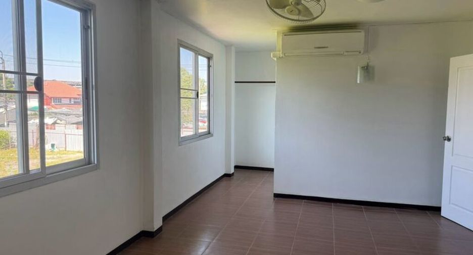 For rent 3 bedrooms townhouse in Bang Na, Bangkok