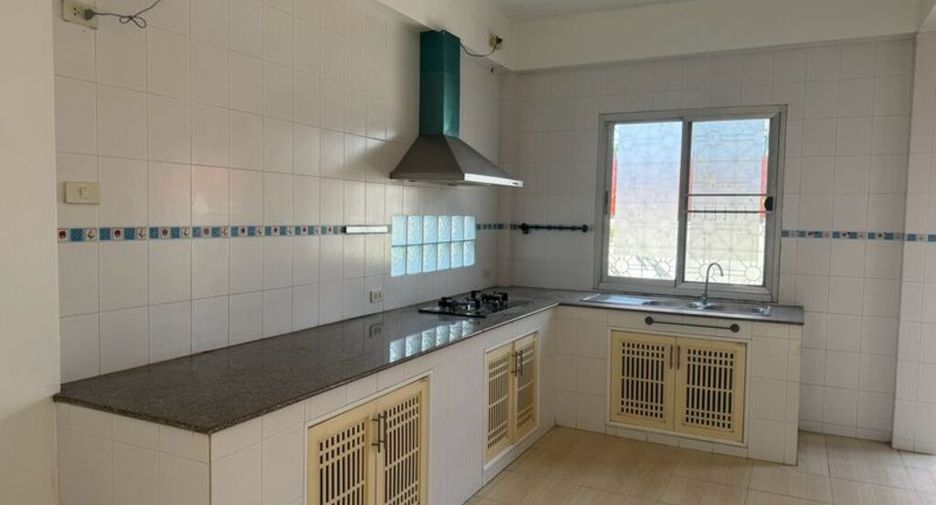 For rent 3 bedrooms townhouse in Bang Na, Bangkok